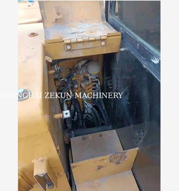 Японский экскаватор с турбомотором Cat C2.6