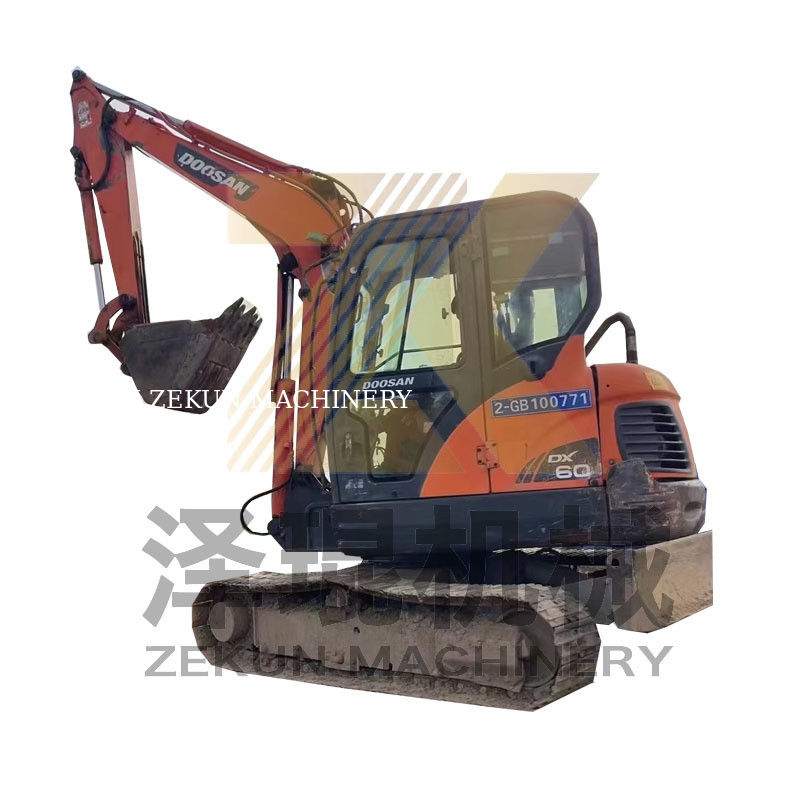 2015 год Использованный экскаватор Doosan DH60-7 в хорошем состоянии Хорошая масса машины 5500 кг