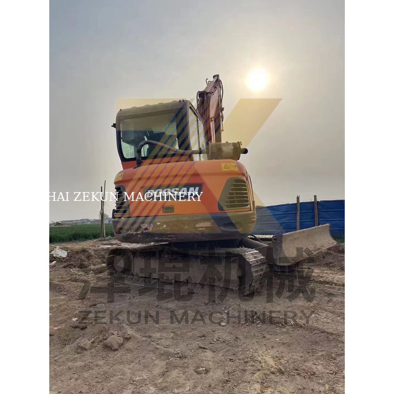 2015 год Использованный экскаватор Doosan DH60-7 в хорошем состоянии Хорошая масса машины 5500 кг