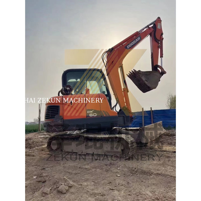 2015 год Использованный экскаватор Doosan DH60-7 в хорошем состоянии Хорошая масса машины 5500 кг