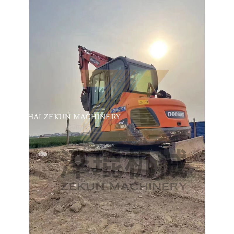 2015 год Использованный экскаватор Doosan DH60-7 в хорошем состоянии Хорошая масса машины 5500 кг