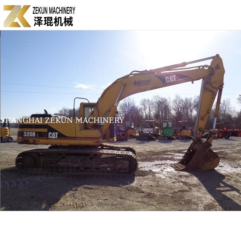 Раскопки земли с помощью экскаватора CAT 320 BL и двигателя Caterpillar мощностью 97 кВт