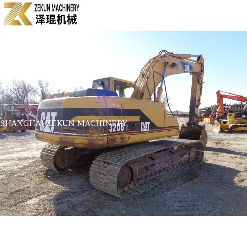 Раскопки земли с помощью экскаватора CAT 320 BL и двигателя Caterpillar мощностью 97 кВт