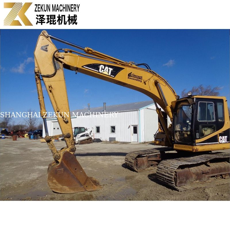 Раскопки земли с помощью экскаватора CAT 320 BL и двигателя Caterpillar мощностью 97 кВт