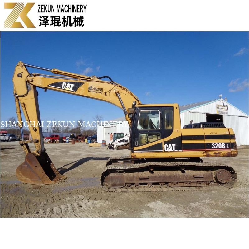 Раскопки земли с помощью экскаватора CAT 320 BL и двигателя Caterpillar мощностью 97 кВт