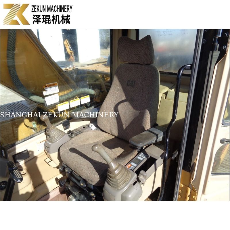 Раскопки земли с помощью экскаватора CAT 320 BL и двигателя Caterpillar мощностью 97 кВт