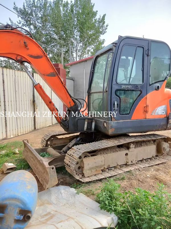 Экскаватор Doosan DX60 2013 года выпуска с гидравлическим давлением 27,5 МПа и максимальной высотой копания 800 мм