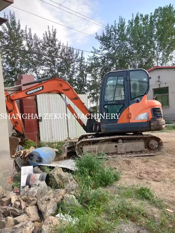 Экскаватор Doosan DX60 2013 года выпуска с гидравлическим давлением 27,5 МПа и максимальной высотой копания 800 мм
