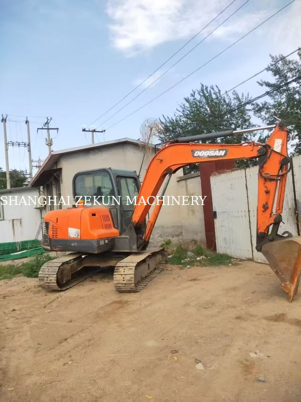 Экскаватор Doosan DX60 2013 года выпуска с гидравлическим давлением 27,5 МПа и максимальной высотой копания 800 мм